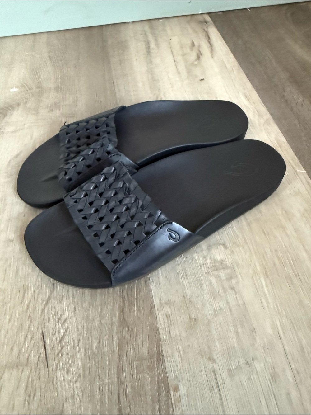 Women’s Olukai Size 7 Black Leather “Kamola” Slide Sandals